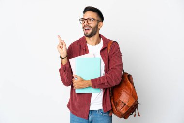 Genç bir öğrenci, beyaz arka planda izole edilmiş bir şekilde parmağını kaldırarak çözümü bulmaya çalışıyor.