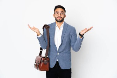 Beyaz arka planda izole genç beyaz iş adamı şüphe içinde el kaldırırken