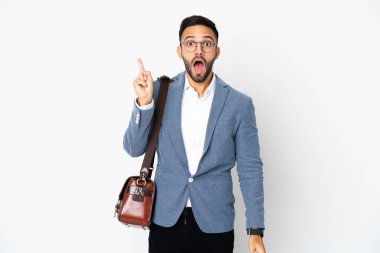 Beyaz arka planda izole genç beyaz iş adamı çözümü anlamaya çalışırken parmağını kaldırdı.