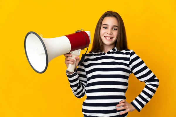 Menina Isolada Fundo Amarelo Segurando Megafone Sorrindo — Fotografia de Stock