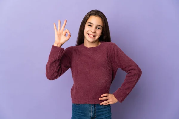 Malá Dívka Izolované Fialovém Pozadí Ukazující Znamení Prsty — Stock fotografie