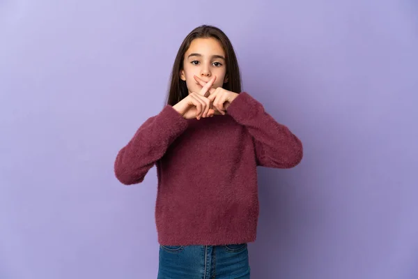 Маленька Дівчинка Ізольована Фіолетовому Фоні Показує Знак Жесту Мовчання — стокове фото