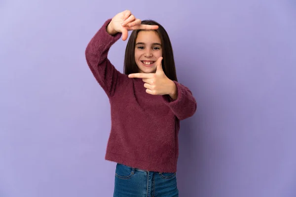 Klein Meisje Geïsoleerd Paarse Achtergrond Gericht Gezicht Framing Symbool — Stockfoto