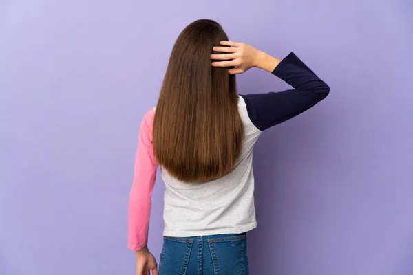 Klein Meisje Geïsoleerd Paarse Achtergrond Achterste Positie Denken — Stockfoto