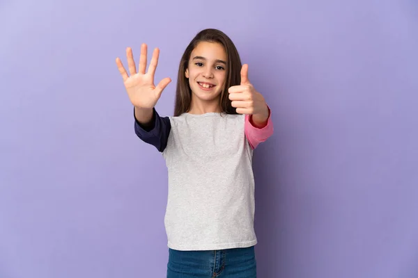 Malá Dívka Izolované Fialovém Pozadí Počítání Šest Prsty — Stock fotografie