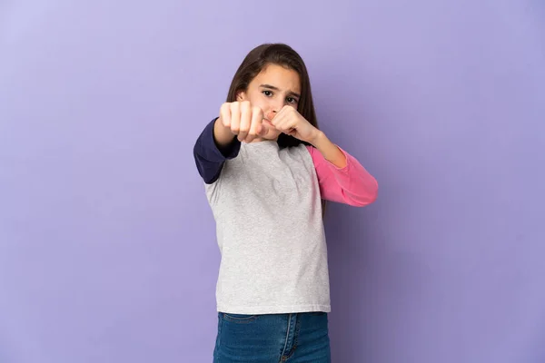 Liten Flicka Isolerad Lila Bakgrund Med Fightinggest — Stockfoto