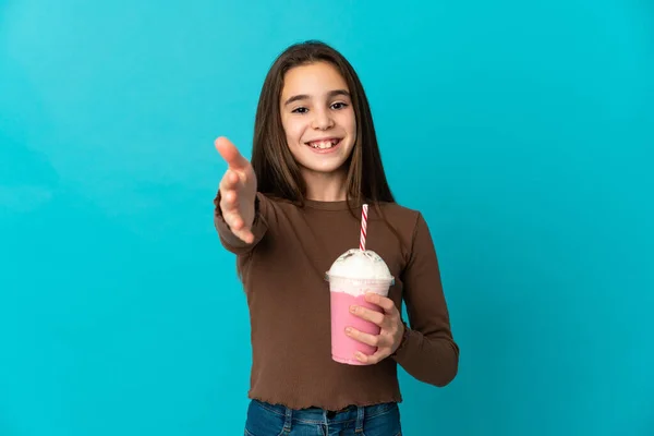 Liten Flicka Med Jordgubbsmjölkshake Isolerad Blå Bakgrund Skakar Hand För — Stockfoto