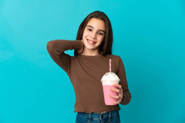 Liten Flicka Med Jordgubbsmjölkshake Isolerad Blå Bakgrund Skrattar — Stockfoto