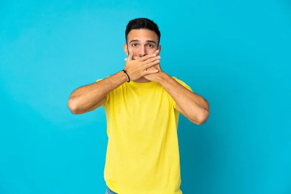 Young Caucasian Man Isolated Blue Background Covering Mouth Hands — Stock Photo, Image