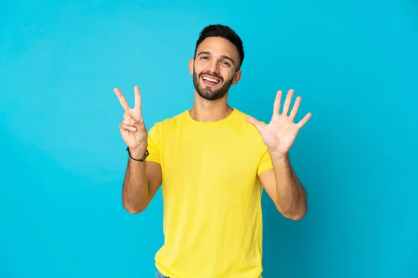 Jonge Blanke Man Geïsoleerd Blauwe Achtergrond Tellen Zeven Met Vingers — Stockfoto