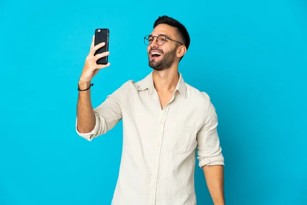 Mladý Kavkazský Muž Izolované Modrém Pozadí Dělat Selfie — Stock fotografie
