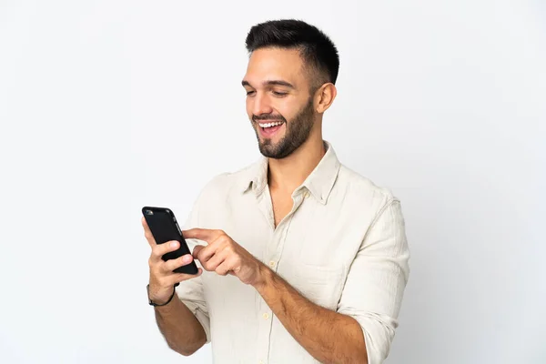 Νεαρός Καυκάσιος Άνδρας Απομονωμένος Λευκό Φόντο Στέλνοντας Μήνυμα Email Κινητό — Φωτογραφία Αρχείου