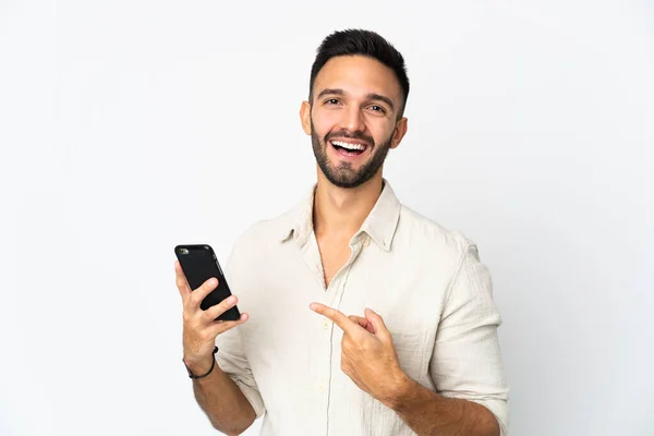 Joven Hombre Caucásico Aislado Sobre Fondo Blanco Usando Teléfono Móvil —  Fotos de Stock