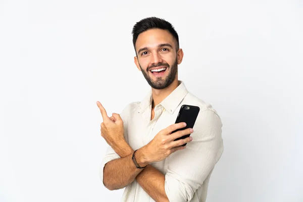 Joven Hombre Caucásico Aislado Sobre Fondo Blanco Usando Teléfono Móvil —  Fotos de Stock