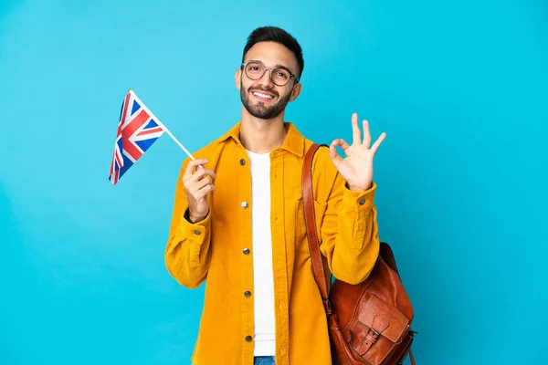 Mladý Kavkazský Muž Drží Vlajku Spojeného Království Izolované Žlutém Pozadí — Stock fotografie