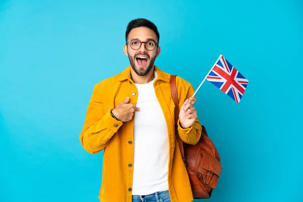 Junger Kaukasischer Mann Mit Einer Britischen Flagge Auf Gelbem Hintergrund — Stockfoto