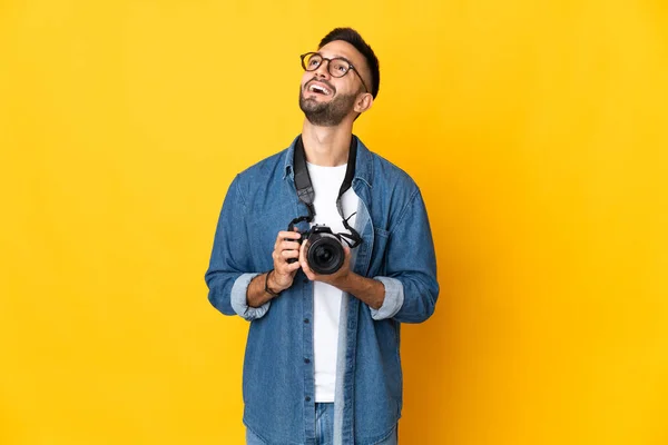 Jovem Fotógrafo Menina Isolado Fundo Amarelo Pensando Uma Ideia Enquanto — Fotografia de Stock