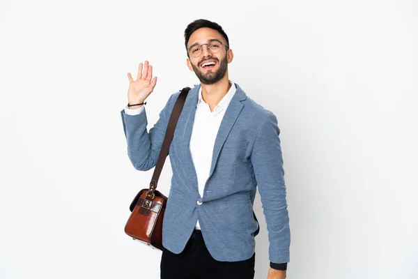 Νεαρός Καυκάσιος Επιχειρηματίας Απομονωμένος Λευκό Φόντο Χαιρετώντας Χέρι Χαρούμενη Έκφραση — Φωτογραφία Αρχείου