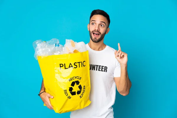 Молодий Білий Чоловік Тримає Пакет Повний Пластикових Пляшок Щоб Переробляти — стокове фото
