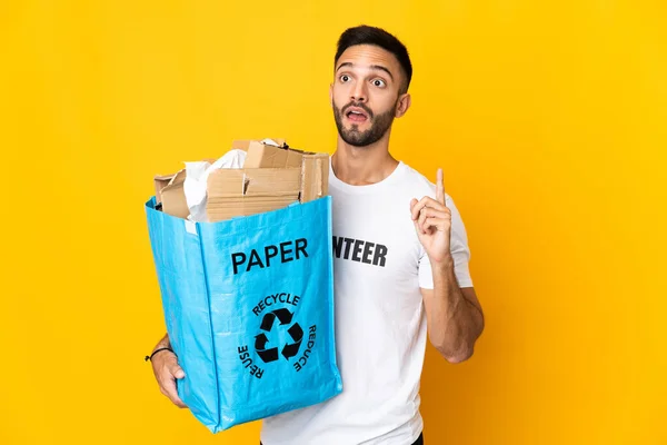 Joven Caucásico Sosteniendo Una Bolsa Reciclaje Llena Papel Para Reciclar —  Fotos de Stock