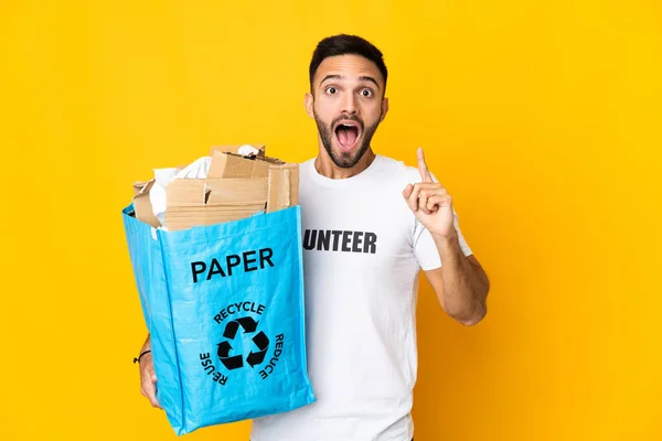 Joven Hombre Caucásico Sosteniendo Una Bolsa Reciclaje Llena Papel Para —  Fotos de Stock