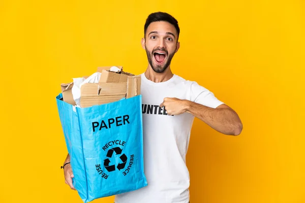 Joven Hombre Caucásico Sosteniendo Una Bolsa Reciclaje Llena Papel Para —  Fotos de Stock