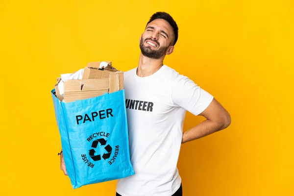 Joven Hombre Caucásico Sosteniendo Una Bolsa Reciclaje Llena Papel Para —  Fotos de Stock