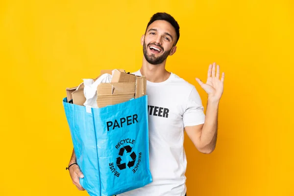 Mladý Běloch Drží Recyklační Sáček Plný Papíru Recyklaci Izolovaných Bílém — Stock fotografie