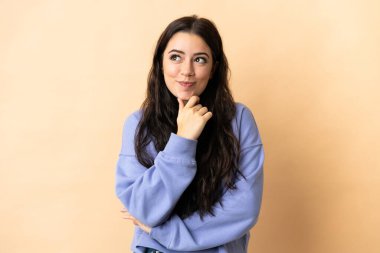 Kafkasyalı genç bir kadın soyutlanmış bir geçmişi araştırırken bir fikir üretiyor.