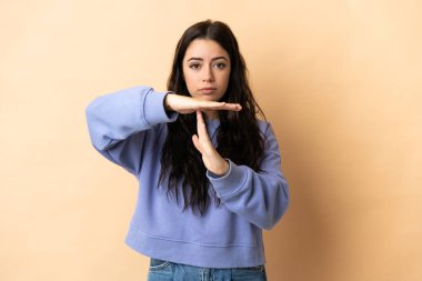 Kafkasyalı genç bir kadın izole bir hayat sürüyor.