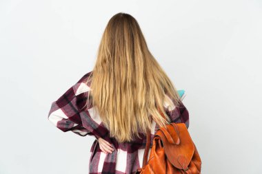 Genç sarışın bayan, beyaz arka planda izole edilmiş, arka planda.