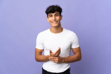 Arjantinli genç adam arka planda yalnız gülüyor.