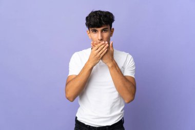 Arjantinli genç adam arka planda izole edilmiş, ağzı elleriyle kapatıyor.