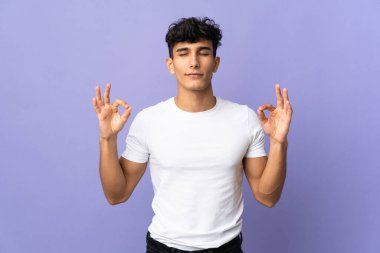 Arjantinli genç bir adam zen pozuyla izole edilmiş.