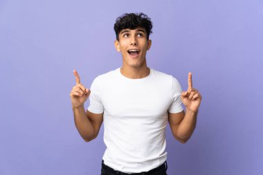 Arkadan izole edilmiş genç Arjantinli adam şaşırmış ve yukarı bakıyor.