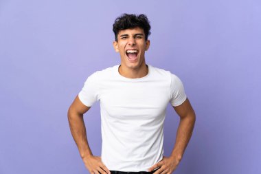 Arjantinli genç adam arka planda izole edilmiş ve ağzı açık bağırıyor.