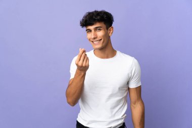 Arjantinli genç bir adam para jesti yapıyor.