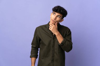 Arjantinli genç adam arka planda izole edilmiş.