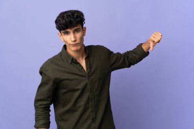 Arjantinli genç adam arka planda izole edildi.