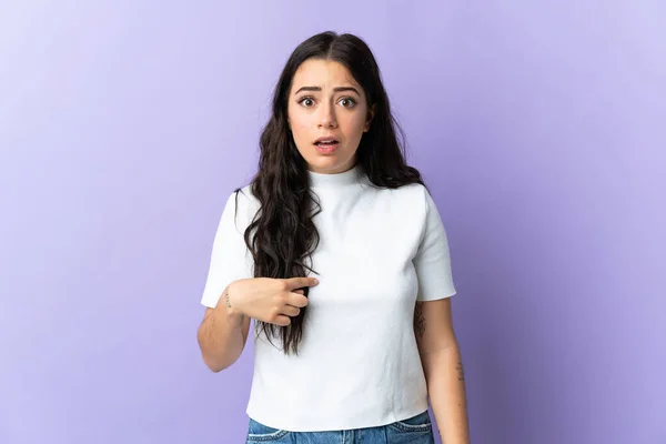 Giovane Donna Caucasica Isolata Sfondo Viola Che Punta Stessi — Foto Stock