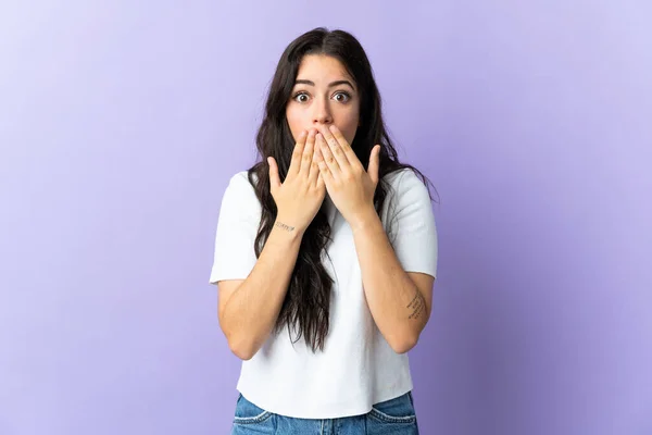 Young Caucasian Woman Isolated Purple Background Covering Mouth Hands — Stock Photo, Image