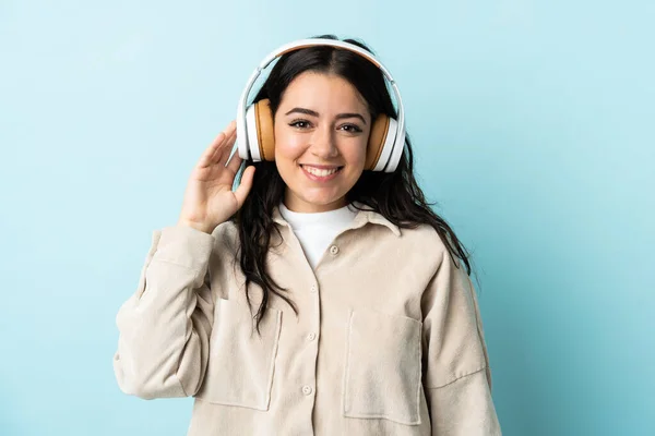 Νεαρή Καυκάσια Γυναίκα Απομονωμένη Μπλε Φόντο Ακούγοντας Μουσική — Φωτογραφία Αρχείου