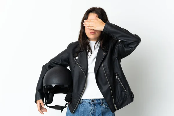 Женщина Мотоциклетным Шлемом Белом Фоне Закрывает Глаза Руками Хочу Ничего — стоковое фото