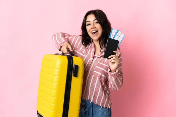 Jovem Caucasiana Isolada Fundo Rosa Férias Com Mala Passaporte — Fotografia de Stock