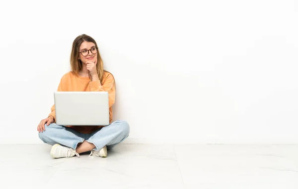 Mladá Žena Laptopem Sedící Podlaze Usmívající — Stock fotografie