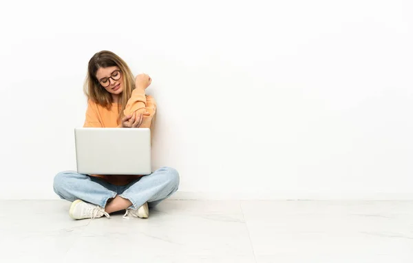 Young Woman Laptop Sitting Floor Pain Elbow — Stock Photo, Image