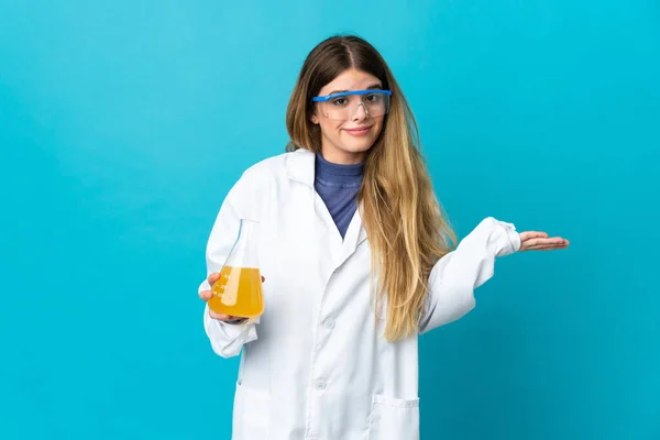 Junge Blonde Wissenschaftlerin Isoliert Auf Blauem Hintergrund Mit Zweifeln Während — Stockfoto