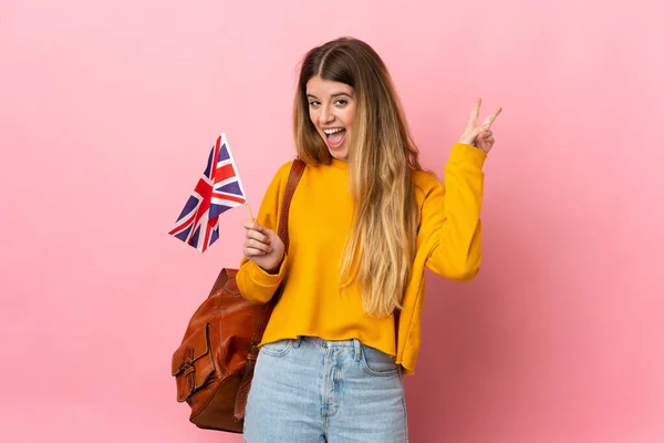 Mujer Rubia Joven Sosteniendo Una Bandera Del Reino Unido Aislada — Foto de Stock