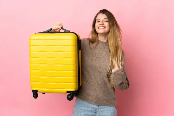 Reisenden Frau Hält Einen Koffer Isoliert Auf Rosa Hintergrund Urlaub — Stockfoto
