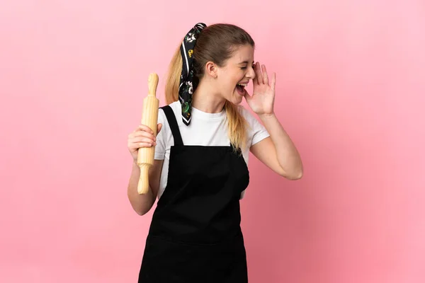 Jong Blond Vrouw Houden Een Rollende Pin Geïsoleerd Roze Achtergrond — Stockfoto